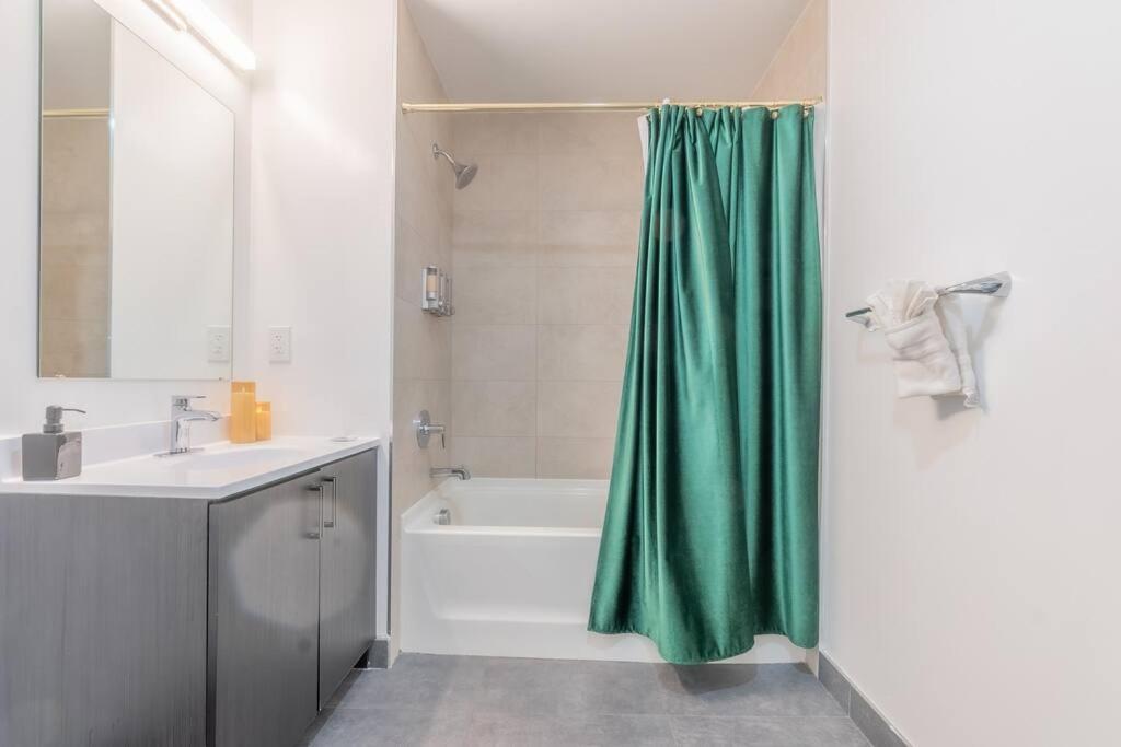 2 Bedroom 2 Bath Suite, Near American Dream And The Airport, Free Parking, King Bed And 2 Queen Beds, Washer And Dryer Orange ภายนอก รูปภาพ